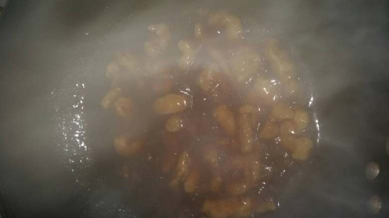 糖醋里脊,锅里加水,盐,美味鲜,白糖烧开,再加入鸡精,香醋,白醋水淀粉勾芡投入里脊条搅拌,让每块里脊条粘上糖醋,关火出锅。