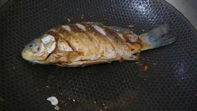 鲫鱼豆腐汤,同样把鱼也煎一下