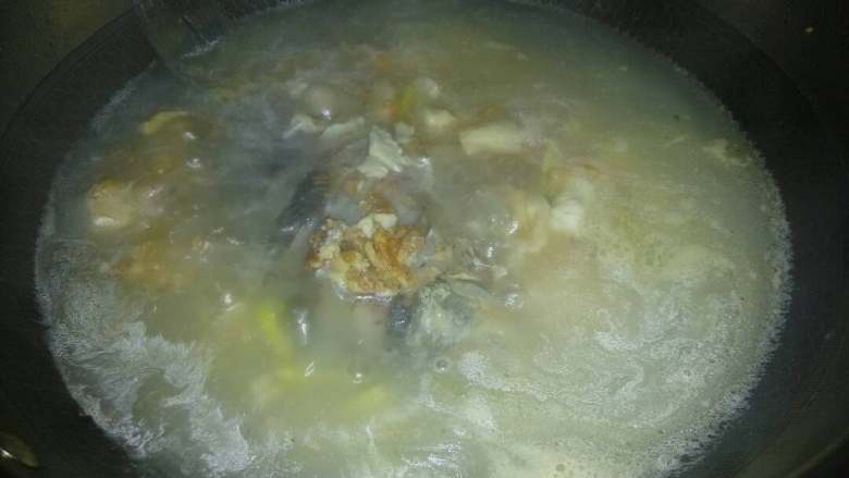 鲫鱼豆腐汤,水开后把鱼翻个面,加入豆腐继续煮。