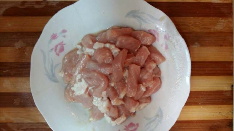新生姜小炒肉,先把肉条腌制入味(加入适量的盐,料酒,淀粉)