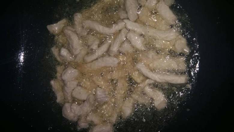 新生姜小炒肉,锅烧热加入适量的油,投入肉快速翻炒变色出锅。