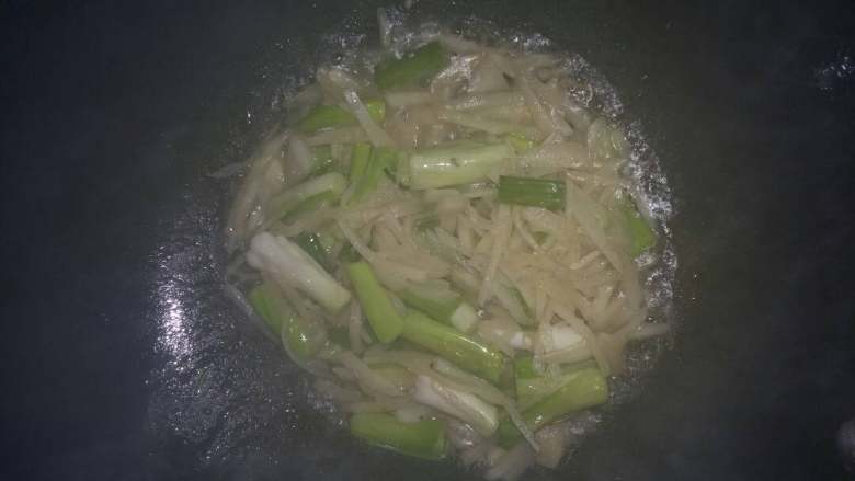 新生姜小炒肉,锅烧热加入适量的油,投入生姜丝炒香,加入适量的盐蒜苔翻炒几下
