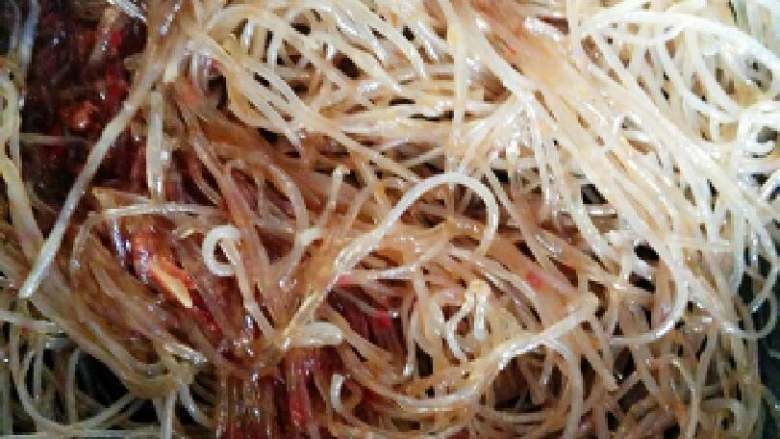 南粉鸡杂,热锅凉油放入蒜粒、豆瓣酱炒香,放入薯粉条煸炒片刻,倒入开水,调入酱油、生抽、十三香、胡椒粉、少许盐焖煮变软