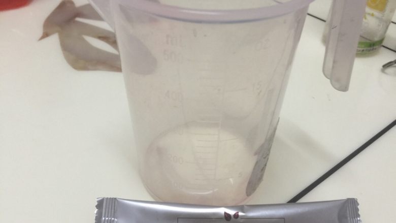 水果酵素(玫瑰花陈酿酵素),激活菌粉,在量杯中加入100ml温水,倒入菌粉搅拌溶解待用