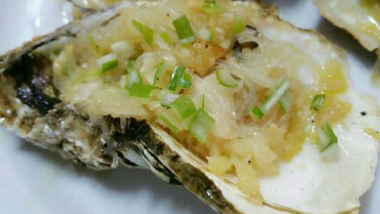 烤生蚝,起平底锅,锅热后直接把生蚝放入,铺上粉丝,浇上蚝汁,大火煎五分钟至调料煎熟关火,美味的生蚝就做好了。