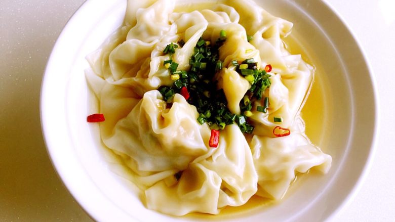 葱油豆腐肉馄饨,也可以根据自己的口味加点辣椒，味道美美哒。