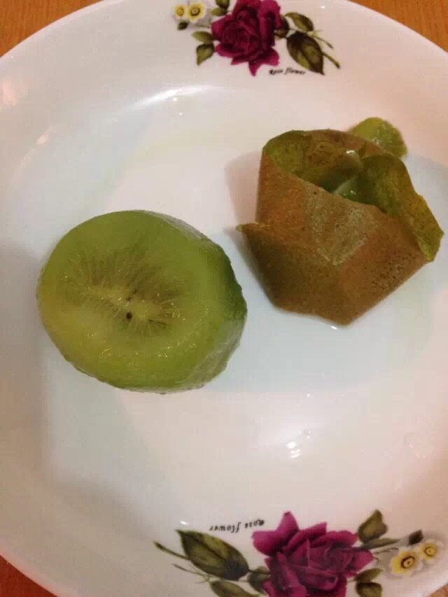 芒果玫瑰花,猕猴桃去皮(用刀切去两端,然后用铁勺子沿着果皮转一圈)