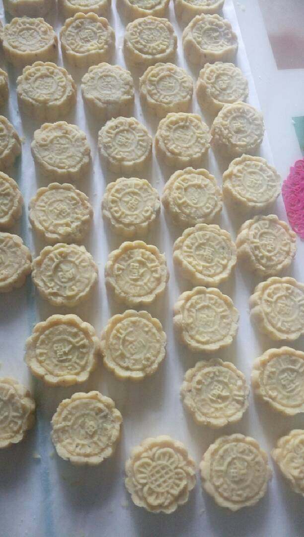 绿豆糕,昨天晚上我把绿豆浸泡，今天煮熟了，然后煮干，用产碎成末，加所以料，边加自己尝味
