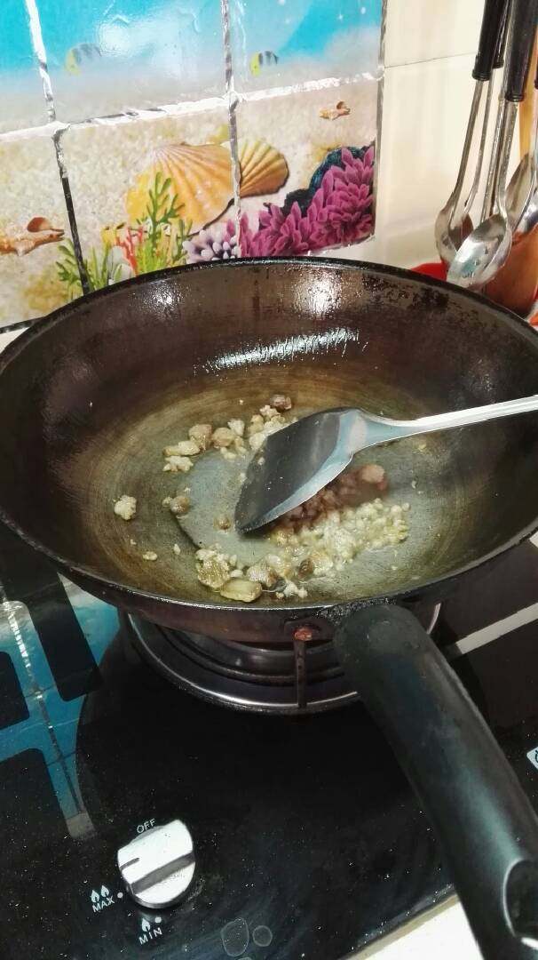 竹笋蛋,油锅起热后把肉末再倒入油锅里翻炒下,时间不要太久,肉末变白即可