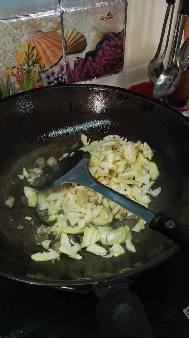 竹笋蛋,再把竹笋倒入油锅一起煸炒,依个人口味添加适量的盐,这里要多翻炒会,把竹笋煸透