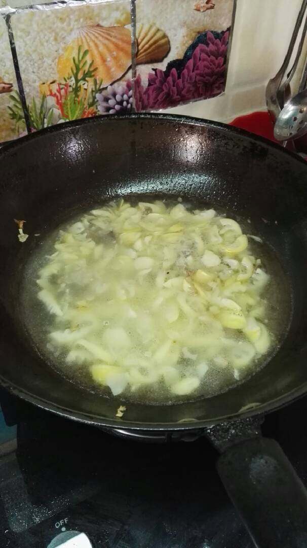 竹笋蛋,加水没过竹笋,这里水一定要多,因为要将竹笋煮透,煮到汤水变白