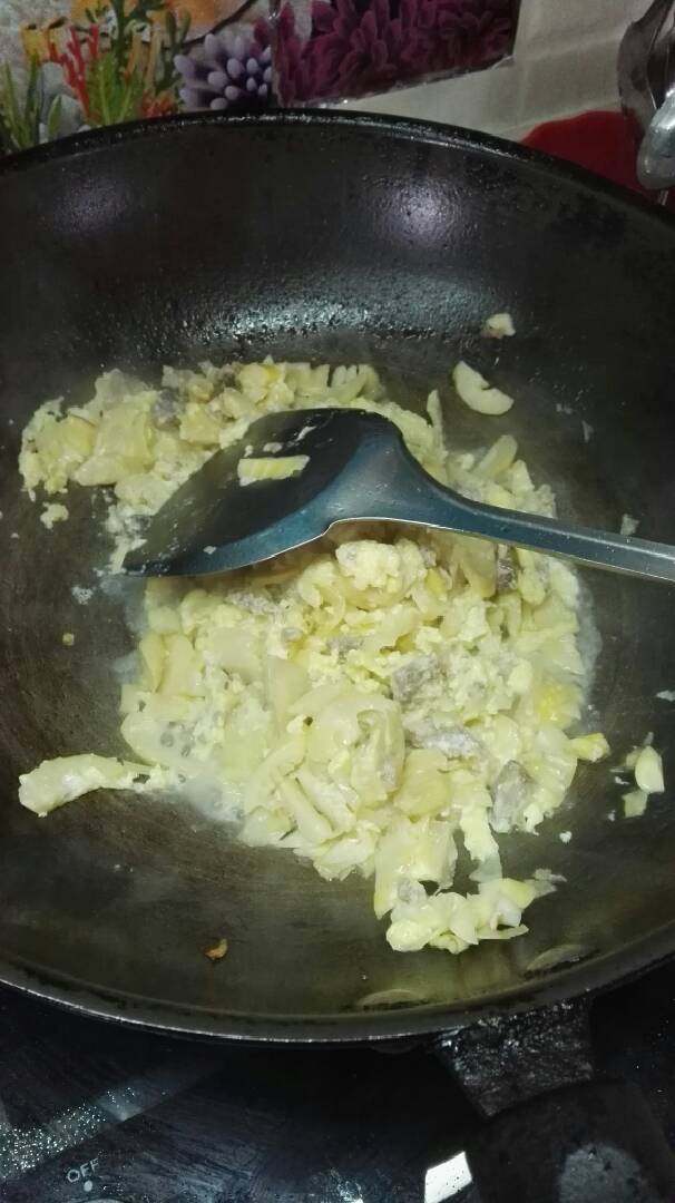 竹笋蛋,煮到汤水还有一点点时倒入打发好的鸡蛋,然后再翻炒几下,就好出锅咯!这样烧出来的鸡蛋特别嫩,而且竹笋的鲜味就全部被鸡蛋锁住了。