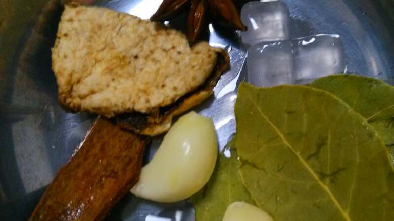 焖五花肉,准备好配料