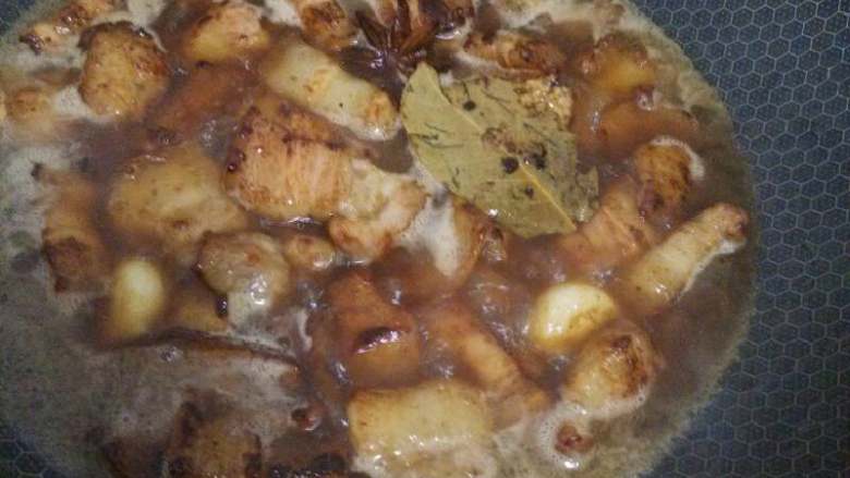 焖五花肉,再加入香料加水盖上盖子小火焖
