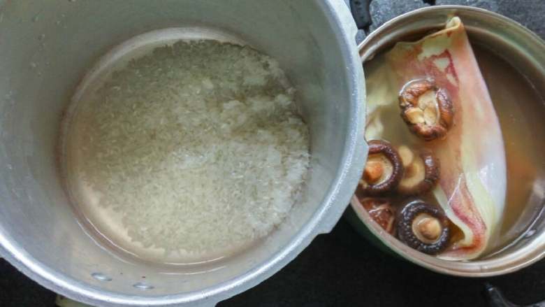 海鲜粥,大米,干鱿和香菇提前2个钟洗干净泡软