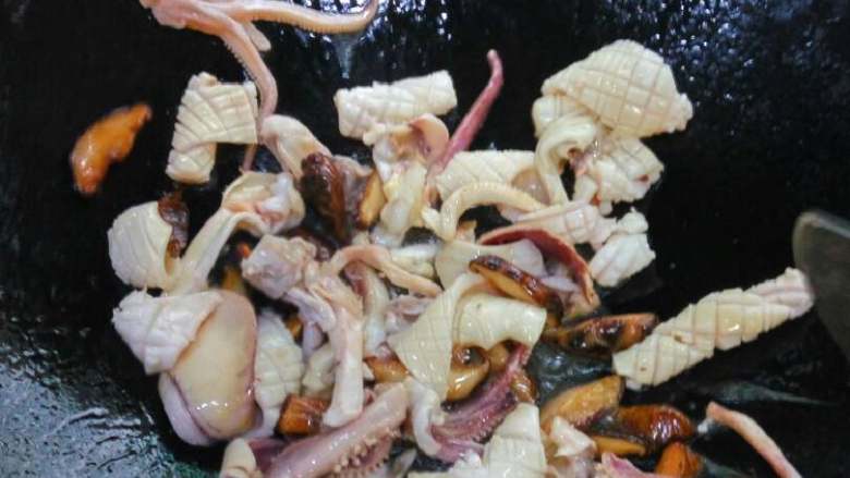 海鲜粥,在加入鱿鱼丝炒香