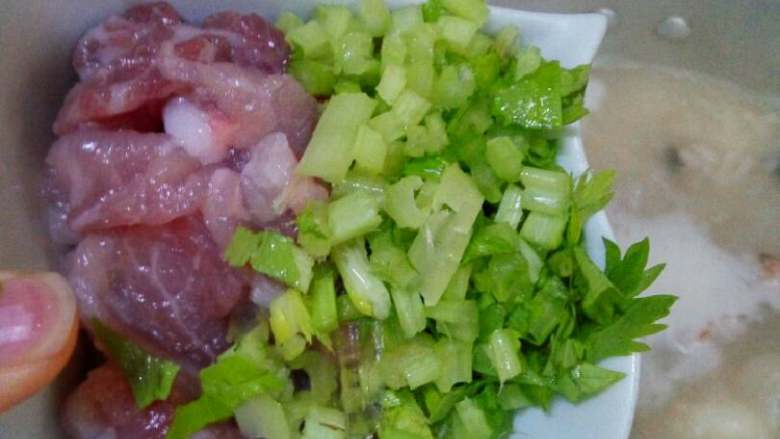 海鲜粥,最后加入瘦肉和芹菜粒煮熟便好了