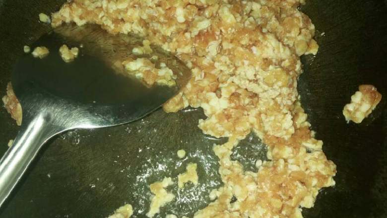 蒜苔炒肉末,起锅热油,油热了放入肉末翻炒。炒到肉末出油即可。