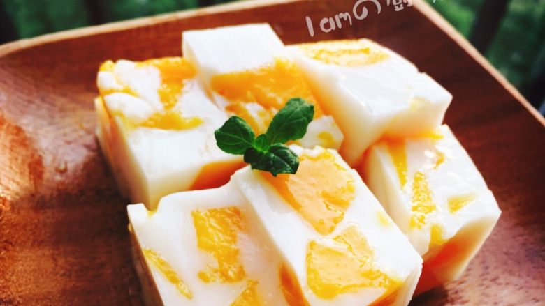 芒果椰汁糕,天气炎热的夏天来几块,真的很赞呢...