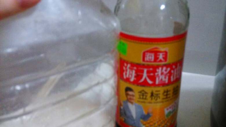 酱黑豆,剩下的豆子,加入油,我用的是猪油更香,加入<a style='color:red;display:inline-block;' href='/shicai/ 692'>酱油</a>和白糖,如果想盐点的白糖少放,想吃甜点的白糖多放,因个人口感无法定量