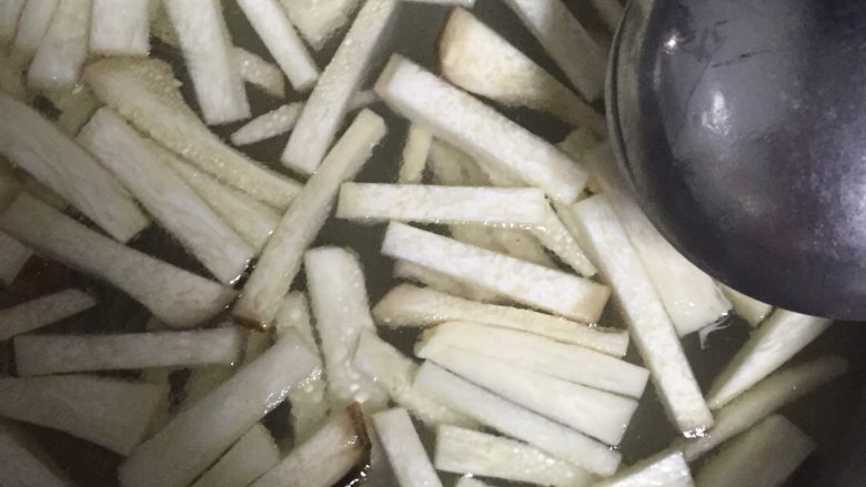 奶油培根蘑菇意面,把菇放倒热水中过一下水,把菇本来的味道去除一下