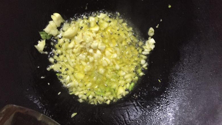 奶油培根蘑菇意面,牛油融了,把蒜放进去爆香