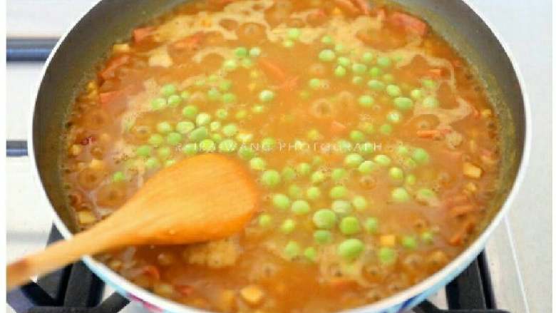 儿童餐 咖喱饭团之龙猫兄弟,6、加适量的水煮至咖喱浓稠后放入<a style='color:red;display:inline-block;' href='/shicai/ 456'>青豆</a>，煮至<a style='color:red;display:inline-block;' href='/shicai/ 456'>青豆</a>断升即可关火。
