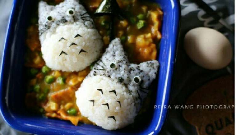 儿童餐 咖喱饭团之龙猫兄弟,11、最后把龙猫放入咖喱饭中了可以咯。