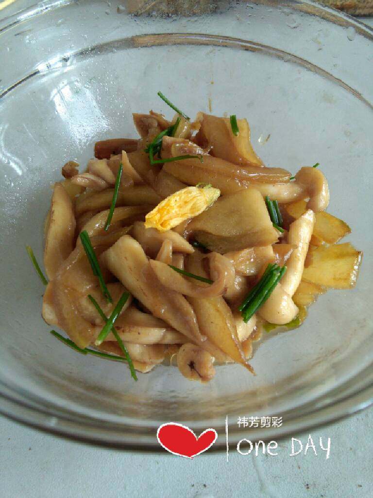 夏日凉面,<a style='color:red;display:inline-block;' href='/shicai/ 54'>黄瓜</a>菇类小炒。