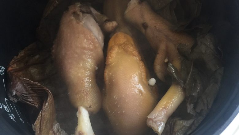 荷香鸭头鸭腿,煲至水干，就ok了