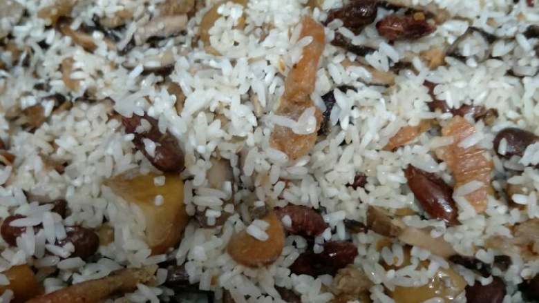 香粽子,最后把所有原材料充分搅拌均匀，加入香料粉，就可以开始包了