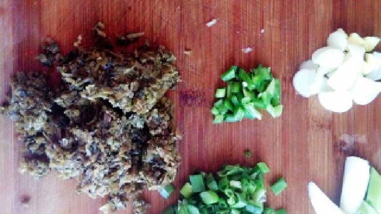 外婆菜炒藕丁,芽菜放凉水中泡1小时,冲洗几遍攥干水备用,配料切好,藕切丁放水中泡着
