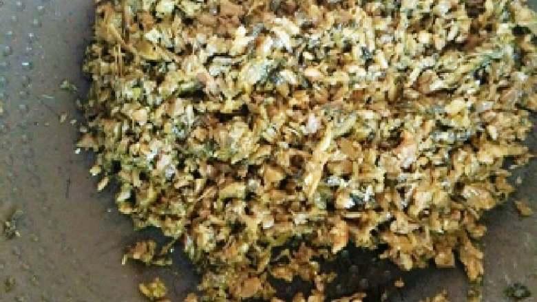 外婆菜炒藕丁,干锅把芽菜焙干水分,焙出香味盛出备用
