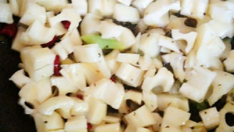 外婆菜炒藕丁,倒入藕丁放入少许盐增加底味,稍煸炒片刻放入芽菜,放入生抽、酱油、十三香、料酒、胡椒粉翻炒均匀,出锅前放入味精、香油、<a style='color:red;display:inline-block;' href='/shicai/ 61'>青椒</a>碎、葱花翻炒均匀即可出锅