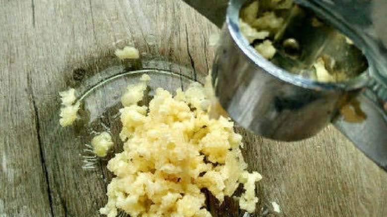 蜜汁蒜香鸡,把大蒜剁成末,也可以用压蒜器压碎