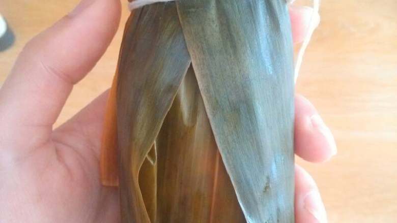 #端午节#粽情绽放,取一根绳子绕2卷粽子,拉紧,打活结。