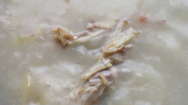鱼头豆腐汤,大火烧开，转小火。水沸腾5分钟后，加入豆腐，继续熬10分钟
