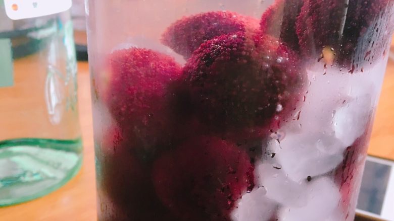 朗姆酒渍杨梅,倒好以后冰箱冷藏个三五天 待杨梅的颜色浸入酒里。