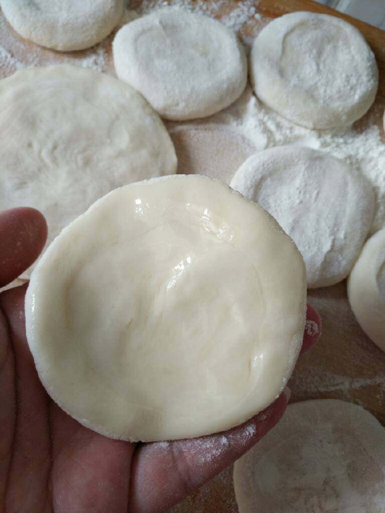香死人卷饼+#有个故事#,一个面饼抹上一层油，再拿一个盖上，边缘捏紧，擀成下面薄厚的饼