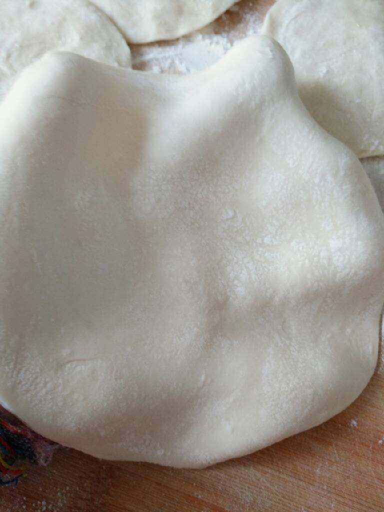 香死人卷饼+#有个故事#,不粘锅加油小伙烙，电磁炉的话1400那个档或1100那个档，勤翻面，别胡了，要保证锅里有油，有点煎的感觉，烙出的饼才最好吃，外面酥酥的特香。