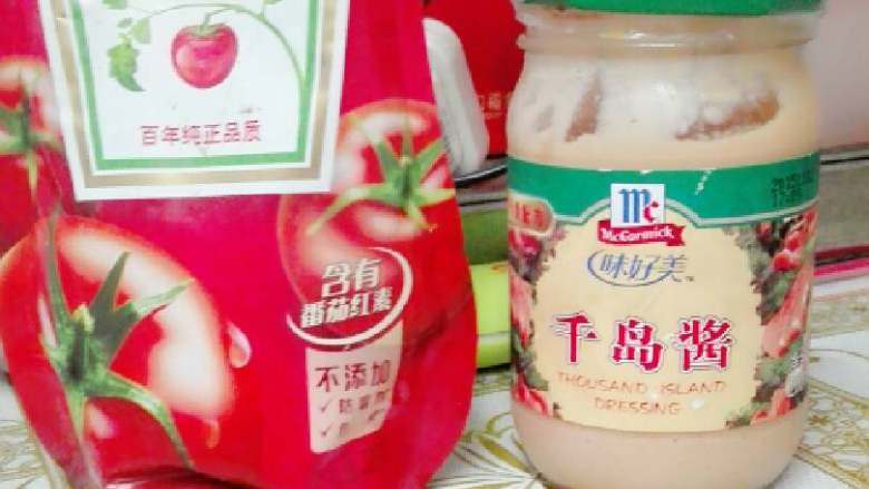 果蔬披萨,披萨皮上涂满千岛酱，在再刷上一层番茄酱