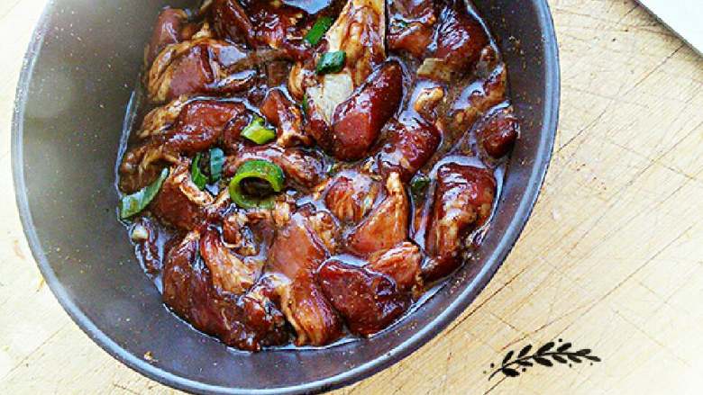 孜然羊肉（少油无白糖版）,将<a style='color:red;display:inline-block;' href='/shicai/ 329'>羊肉</a>切好，<a style='color:red;display:inline-block;' href='/shicai/ 866'>冰糖</a>化开，放入葱姜<a style='color:red;display:inline-block;' href='/shicai/ 17'>蛋清</a>，<a style='color:red;display:inline-block;' href='/shicai/ 762'>老抽</a>，<a style='color:red;display:inline-block;' href='/shicai/ 866'>冰糖</a>水，<a style='color:red;display:inline-block;' href='/shicai/ 134340'>黑胡椒粉</a>，白酒，用手抓匀腌制20分钟左右，入味