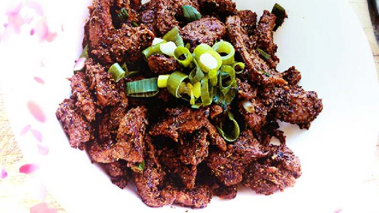 孜然羊肉（少油无白糖版）,炒锅根据羊肉数量放油烧热，将羊肉入锅快速翻炒，待变色盛出控油（有吸油纸吸多余的油更好），原锅点火，放入孜然粒再加入羊肉翻炒，均匀沾上孜然粒。关火，最后加鸡精，盐，孜然粉调味