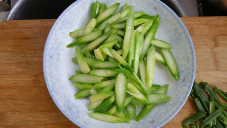 芦笋番茄炒饭,芦笋下锅略微煸炒盛出待用。