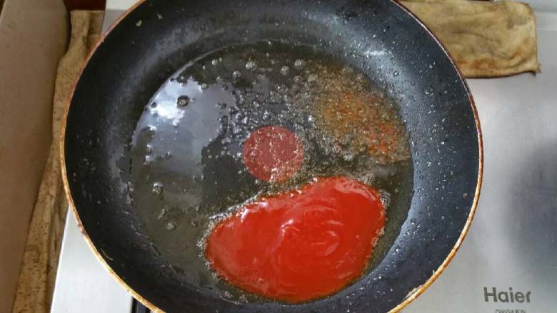 芦笋番茄炒饭,锅中放底油，倒入<a style='color:red;display:inline-block;' href='/shicai/ 699'>番茄酱</a>炒出红油。