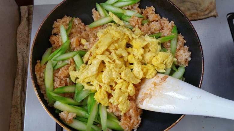 芦笋番茄炒饭,放入煸炒好的芦笋和鸡蛋，翻炒均匀，放少许食盐，<a style='color:red;display:inline-block;' href='/shicai/ 720'>胡椒粉</a>调味。