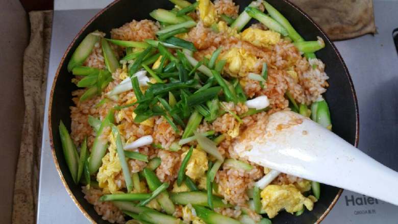 芦笋番茄炒饭,关火放入香葱翻炒均匀。