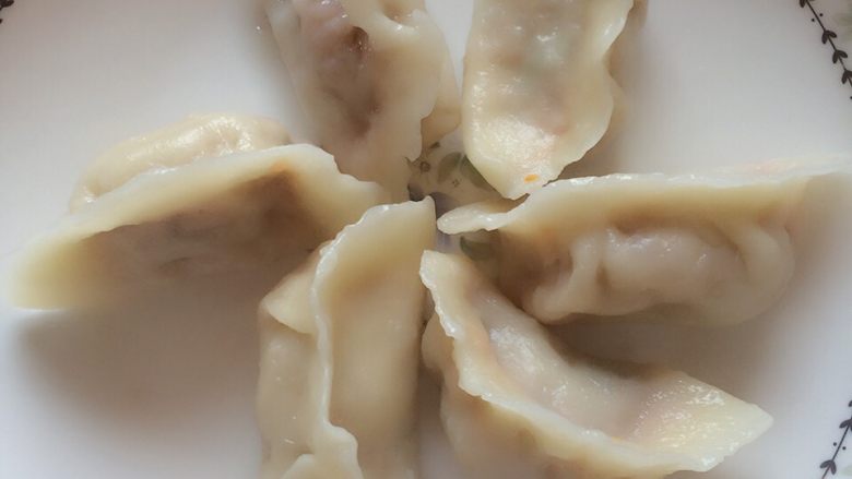 猪肉萝卜馅饺子,锅中放适量的水,烧开,放入适量的盐,防止巴锅,把饺子放进去,用铲子称一下底部,防止巴锅,大火煮起来,改中火煮,直到饺子都变得胖胖的,翻个身,就好了
