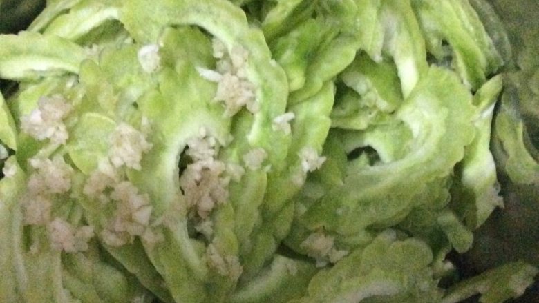 凉拌苦瓜,<a style='color:red;display:inline-block;' href='/shicai/ 55'>苦瓜</a>刨去心，切片，蒜切细，越细越好