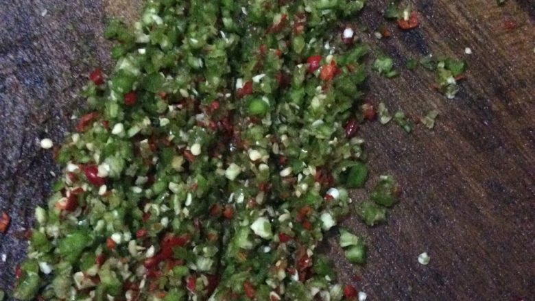 凉拌苦瓜,<a style='color:red;display:inline-block;' href='/shicai/ 61'>青椒</a>和小米辣一起切碎